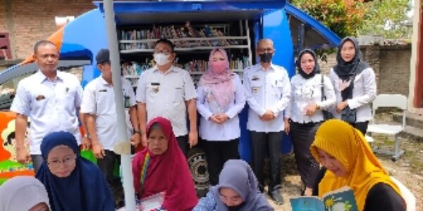 Bupati Tanggamus Hj. Dewi Handajani, Meninjau Pelayanan Publik Terpadu dan Mall Pelayanan Publik Bergerak Di Pekon Tekad Pulau Panggung
