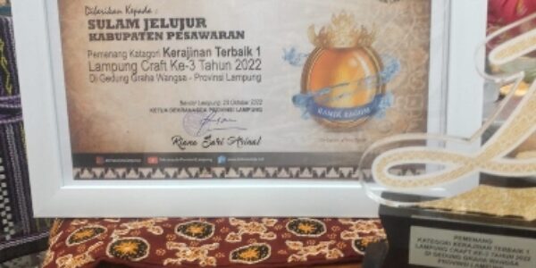 Sulam Jelujur Mendapat Penghargaan kategori Kerajinan Terbaik 1 Pada Acara Lampung Craft