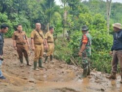 Asisten 1 Bersama Dinas PUPR Tinjau Lokasi Longsor Sekaligus Beri Santunan