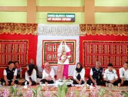 Bupati Dewi Handajani Hadiri Panen Sayur Kelompok Wanita Tani  Pekon Kejayaan