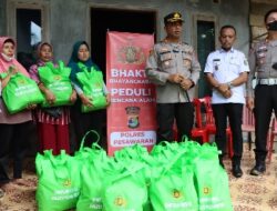 Polres Pesawaran Membagikan Bansos Kepada Korban Banjir Longsor di Way Ratai