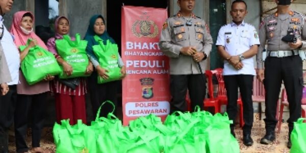 Polres Pesawaran Membagikan Bansos Kepada Korban Banjir Longsor di Way Ratai