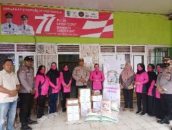 Polres Pesawaran Bersama Bhayangkari Salurkan Bantuan Banjir di Padang Cermin