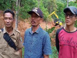 Dinas PUPR Pesawaran Bersihkan Material  Longsor di Babakan Loa
