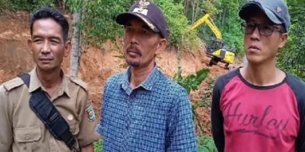 Dinas PUPR Pesawaran Bersihkan Material  Longsor di Babakan Loa