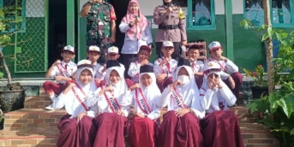 Police go to school Babinkamtibmas Tanamkan Disiplin Sejak Dini Siswa SD
