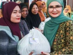 Nanda Indira Dendi Salurakan Bantuan Dampak Inflansi di Padang Cermin