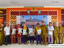 Bupati Pesawaran Dendi Ramadhona Salurkan Bansos Pangan