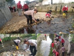 Antisipasi Banjir, Personel Polsek Panjang Gotong Royong Bersihkan Sampah di Aliran Sungai