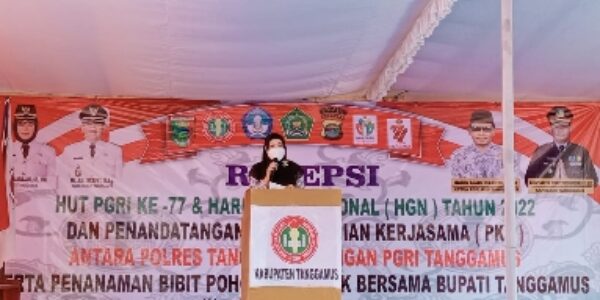 Bupati Dewi Handajani Menghadiri Puncak Hari Guru Nasional dan HUT PGRI Ke-77 di Wonosobo