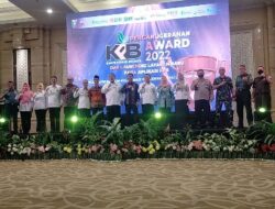 Bupati Tanggamus Menerima Penghargaan KPB Award dari Gubernur Lampung