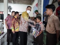 350 Siswa Pringsewu Dapat Bantuan Peralatan Sekolah dari Pj Bupati Adi Erlansyah