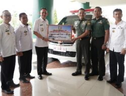 Pj. Bupati Pringsewu Serahkan Bantuan Ambulance Kepada Kodim 0424