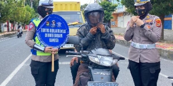 Jumat Berkah, Srikandi Sat Lantas Polresta Bandar Lampung Berbagi Kepada Sesama