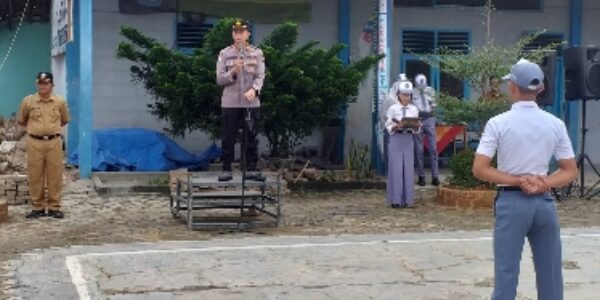 Menjadi Inspektur Upacara, Kasat Binmas Polresta Bandar Lampung Berikan Penyuluhan di SMK BLK