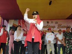 Bupati Tanggamus, Hj. Dewi Handajani Senam rutin keliling bersama masyarakat (Seruling Emas)