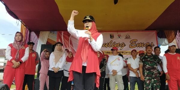 Bupati Tanggamus, Hj. Dewi Handajani Senam rutin keliling bersama masyarakat (Seruling Emas)