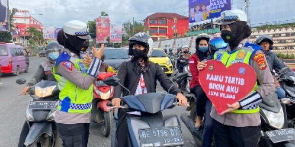 Ops Keselamatan Krakatau 2023, Polwan Sat Lantas Polresta Bandar Lampung Edukasi Pengendara