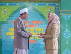 Bupati Dewi Handajani Hadiri Pengajian Isra-Mi’raj di Pulau Panggung