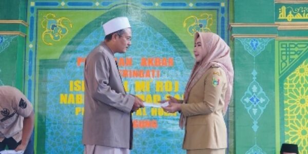 Bupati Dewi Handajani Hadiri Pengajian Isra-Mi’raj di Pulau Panggung
