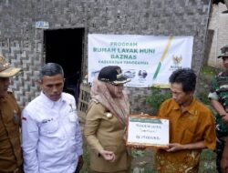 Bupati Bersama BAZNAS Tanggamus Serahkan Bantuan Bedah Rumah di Airnaningan