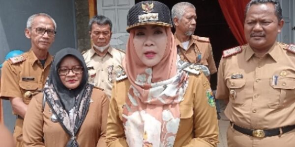 Bupati Tanggamus Dewi Handajani Tinjau Bazar Beras Murah
