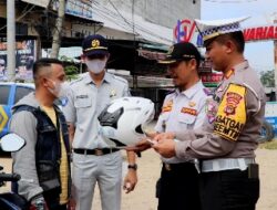 Tim Operasi Keselamatan Polres Pringsewu Bagikan Helm dan Jaket