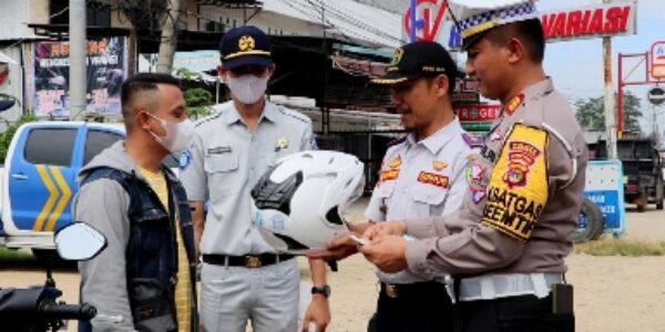 Tim Operasi Keselamatan Polres Pringsewu Bagikan Helm dan Jaket