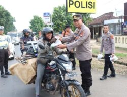 Polres Lampung Timur Bagi Ta’jil Kepada Pengendara