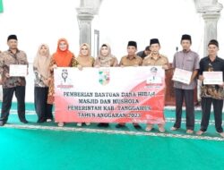 Bupati Dewi Handajani Serahkan Bantuan Dana Hibah Untuk Masjid dan Mushola