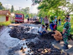 Polsek Jabung Bersama TNI Bantu Warga Perbaiki Jalan Rusak