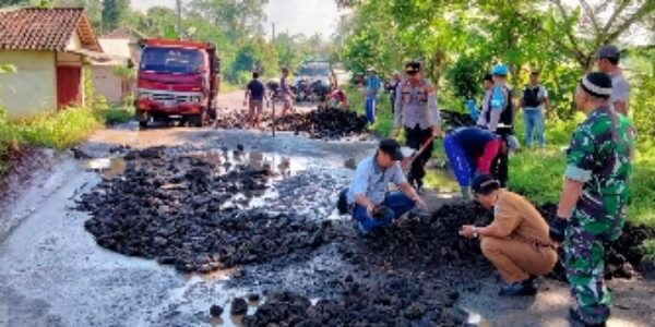 Polsek Jabung Bersama TNI Bantu Warga Perbaiki Jalan Rusak