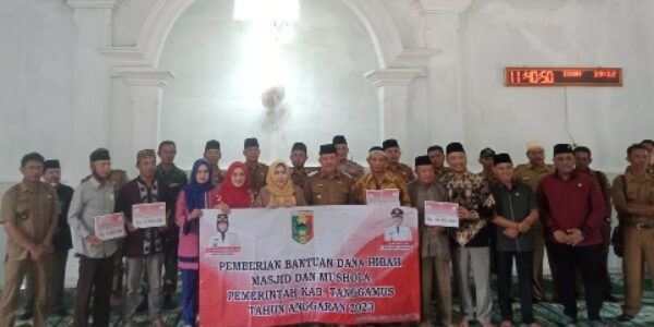 Bupati Tanggamus Kembali Serahkan Bantuan Dana Hibah Untuk Masjid dan Mushola