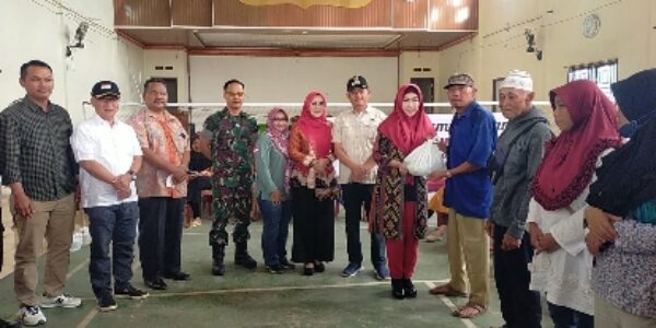 Bupati Dewi Handajani Hadiri Bazar Sembako Murah Bersubsidi di GSG Gisting