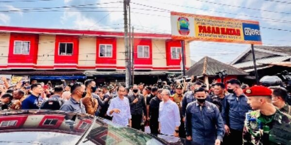 Bupati Lamsel Dampingi Presiden RI, Bagi-Bagi Sembako Dan BLT Di Pasar Natar