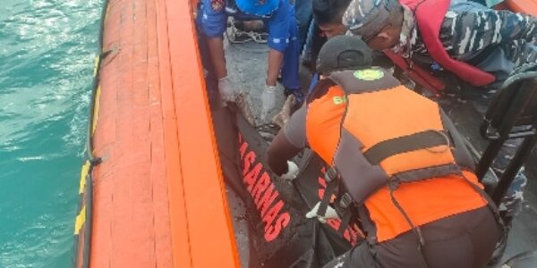 Sat Polairud Polres Lamtim dan tim SAR Gabungan Evakuasi Jenazah Korban Tenggelam