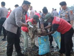 Peduli Lingkungan, Personel  Polresta Bandar Lampung dan Sat Brimobda  Bersihkan Sampah  Pantai Sukaraja