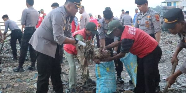 Peduli Lingkungan, Personel  Polresta Bandar Lampung dan Sat Brimobda  Bersihkan Sampah  Pantai Sukaraja