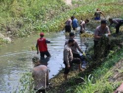 Tak Hanya Pantai, Polresta Bandar Lampung Bersihkan Sampah di Sejumlah Aliran Sungai dan Kali