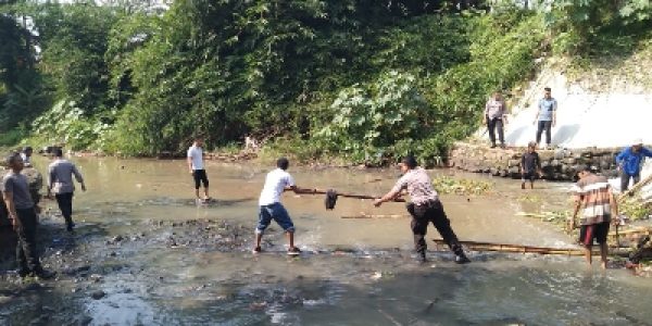 Polres Pesawaran Bersama Polsek Jajaran Lakukan Pembersihan Lingkungan