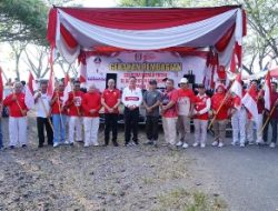 Jelang HUT RI Penjabat Bupati Pringsewu Bagikan Bendera Merah Putih