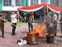 Kejari Pringsewu Musnahkan BB  Sejumlah Kasus