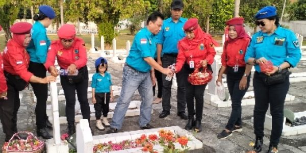 Ormas Jagat Buana Nusantara Tabur Bunga di Taman Makam Pahlawan