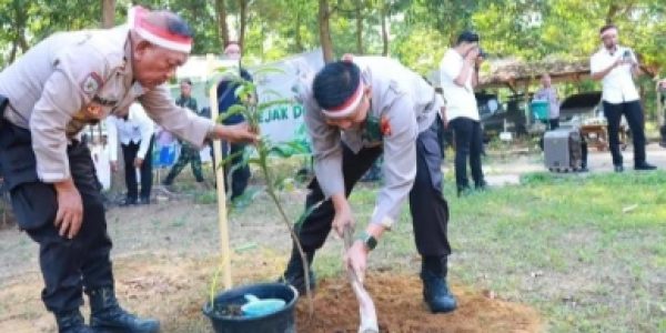 Polres Lampung Timur Bersama Polsek Jajaran Tanam Pohon