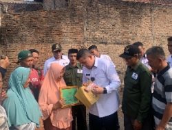 Bupati Pesawaran Dendi Ramadhona Serahkan Bantuan Uang Tunai Untuk Korban Kebakaran