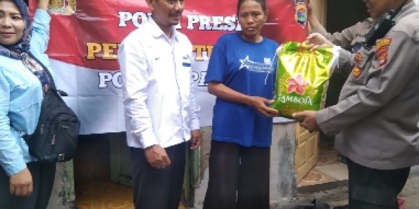 Bersama PLKB, Kapolsek Panjang Berikan Bantuan Kepada Anak Penderita Stunting