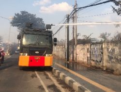 Kebakaran Lahan Kosong Di Way Halim, Polresta Bandar Lampung Terjunkan Mobil Water Canon