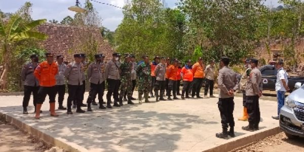 Polri/TNI dan Warga Gotong Royong Padamkan Kebakaran Lahan Perkebunan di Pulau Pugung