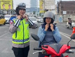 Tingkatkan Budaya Tertib Berlalulintas, Polwan Sat Lantas Polresta Bandar Lampung Edukasi Pengendara