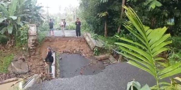 Banjir Bandang di Pematang Sawa Tanggamus, Jembatan Ambrol, Satu Motor Masuk Sungai
